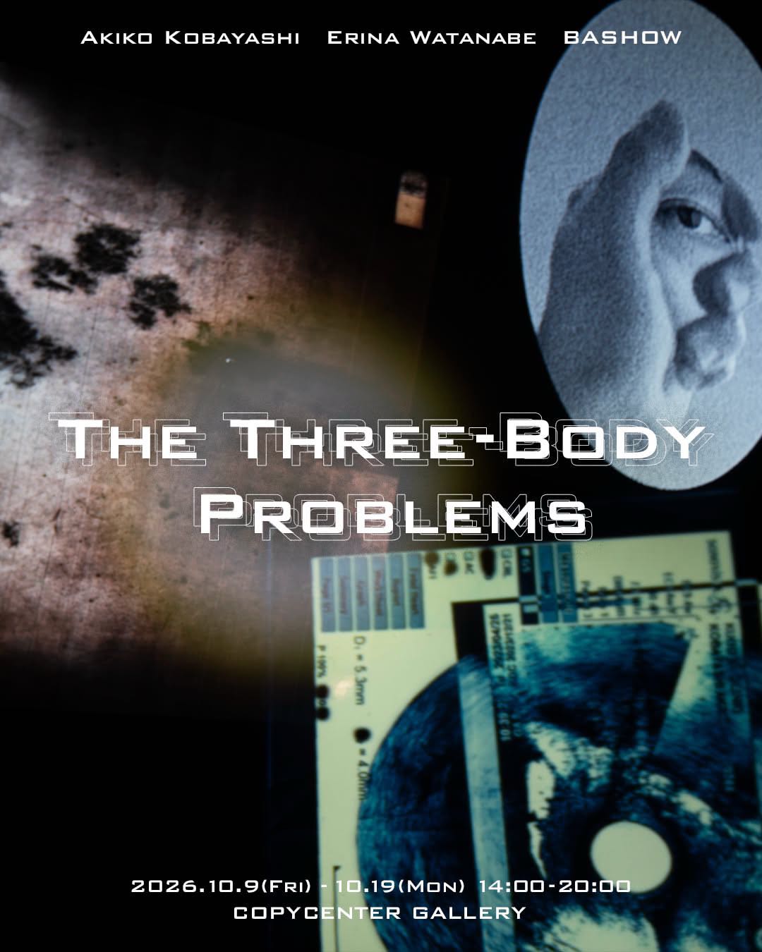 展覧会「THE THREE-BODY PROBLEMS」のポスター。暗い背景に、染みのある壁面、鼻に指を当てた顔の楕円形の写真、青いディスクの写ったモニター画面が重なっている